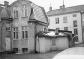 Förådsbyggnad på innergård till karlslundsgatan 16, 18, 1970-tal