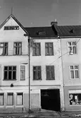 Port på Karlslundsgatan 20 in mot innergård, 1970-tal