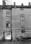 Port på Karlslundsgatan 20 från innergården, 1970-tal