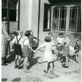 Västerås, kv. Irma.
Ringlek vid Hwasserska skolan, Glasgatan 2. 1946.