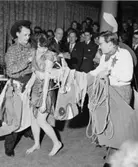 I Vilda Västern-numret framträdde bl a Rune Boring t.v. och Paija
Smidt.