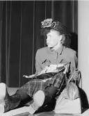 Dekoratören och koreografen Paija Smidt hann även odla sin komiska
ådra som fläskkotlettätare i första aktens final.