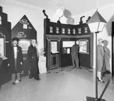 Sal 1. Brevbärarens fotspår gick igen i det utställningsrum som
Paija Smidt fantasifullt byggt upp som ett gammalt stadskvarter.