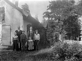 Familj framför hus i Ramsberg, 1920-tal