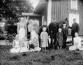 Familj framför hus i Ramsberg, 1920-tal