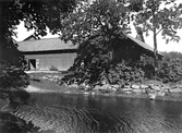 Barn vid vattendrag i Ramsberg, 1920-tal