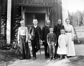 Familj framför hus, 1920-tal