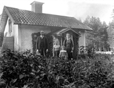 Familj framfö stuga i Ramsberg, 1920-tal