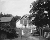 Kvinnor matar höns på gård i Ramsberg, 1920-tal