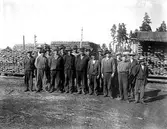 Sågverksarbetare på brädgård i Ramsberg, 1920-tal