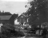 Kvinnor matar höns Ramsberg, 1920-tal