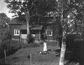 Kvinna matar höns i Ramsberg, 1920-tal
