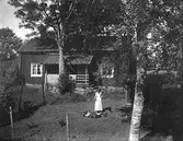Kvinna matar höns i Ramsberg, 1920-tal