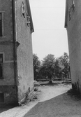 Gång mellan hyreshus vid Norra Sofiagatan 25, 1970-tal