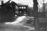 Gårdsinteriör mellan Drottninggatan och Kyrkogårdsgatan, 1950-tal