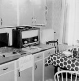 Avlastningsbänk med radio i kök på Sturegatan 52, 1970-tal