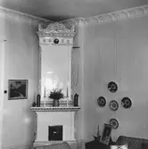 Kakelugn i vardagsrummet i hyreshus på Södra sofiagatan 26, 1970-tal