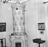 Kakelugn i vardagsrum på Södra Sofiagatan 26, 1970-tal