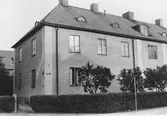 Flerbostadshus på Villagatan 15 a, Södra Skyttegatan 30, 1970-tal