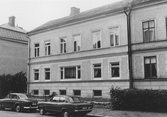 Bilar vid hyreshus på Ånäsgatan 4, 1970-1972