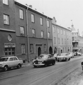 Bilar parkerade vid hus på Änggatan 21A, 1968-1972