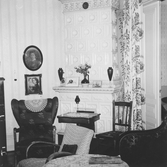 Kakelugn i vardagsrum på Fabriksgatan 22, 1970-tal