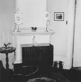 Skåp framför kakelugn i vardagsrum på Fabriksgatan 34, 1970-tal