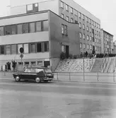 Trappa från trottoar vid Västra Nobelgatan 2 mot parkering, 1970-tal