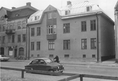 Bil parkerad vid Gustavsgatan 19, 1970-tal