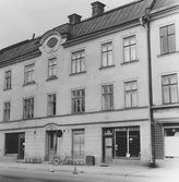 Affär i gatuplan på hyreshus vid Karlslundsgatan 16, 1970-tal