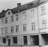 Närkes Zoo på gatuplan i hyreshus på Karlslundsgatan 18, 1970-tal