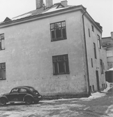 Parkerad bil vid gårdshuset på Kungsgatan 56, 1970-tal