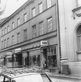 Kappor, hattar och skor söljs på Köpmangatan, 1970-tal