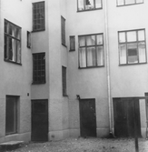 Innergård till hyreshusen på Lövstagatan 6 och Malmgatan 25, 1970-1972