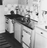 Kök med elspis och litet kylskåp på Markgatan 39, 1970-tal