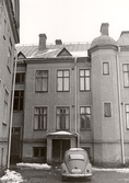 Bil på innergård på Hertig Karls allé 10, 1970-tal