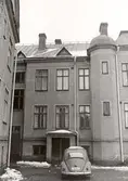 Bil på innergård på Hertig Karls allé 10, 1970-tal