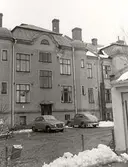 Bilar parkerade på bakgård till Hertig Karls allé 10, 1970-tal