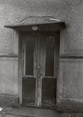 Ingång till hyreshuset på Hertig Karls allé från bakgården, 1970-tal