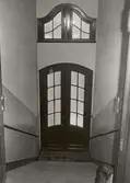 Trappa mot entrédörr på Hertig Karls allé 10, 1970-tal