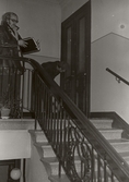 Inspektion i trapphus med höga pardörrar på Hertig Karls allé 10, 1970-tal