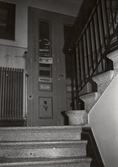 Lägenhetsdörr i trapphus i Hertig Karls allé 10, 1970-tal