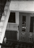 Dörr i trappuppgång i Hertig Karls allé 10, 1970-tal