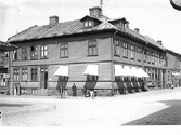 Hörnbyggnaden i korsningen av Borgmästaregatan-Östra Långgatan i Varberg. 1930-tal.