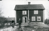 Munktorp, Eklunda.
Klara, Per-Erik och Eskil Pettersson framför bostaden, 1917.