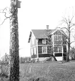 Hus med två våningar i Yxtabacken i Hovsta, 1970-tal