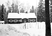 Snön ligger djup vid sommarhemmet Solhagen i Hovsta, 1970-tal