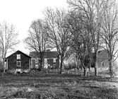 Mangårdsbyggnad med flyglar i Tjuse i Hovsta, 1982