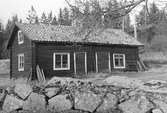 Stenmur framför torp i Yxta i Hovsta, 1976