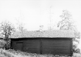 Långsidan på gamla stugan i Yxta i Hovsta, 1976